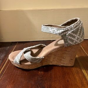 Embroidered TOM strap on wedges, 7.5